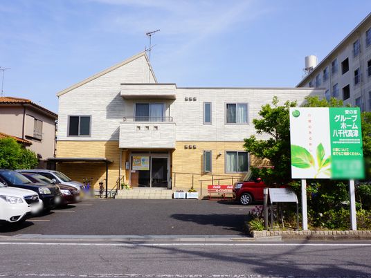明るい外観の建物エントランス