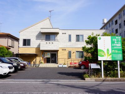 明るい外観の建物エントランス