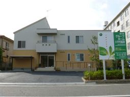 明るい外観の建物