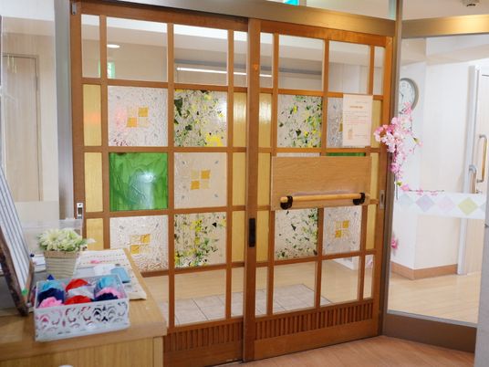 色とりどりの壁飾り付きエントランス