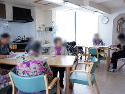 共用キッチンと食堂スペース