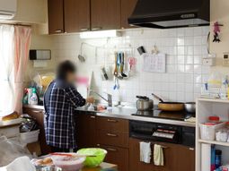 キッチンで作業する人