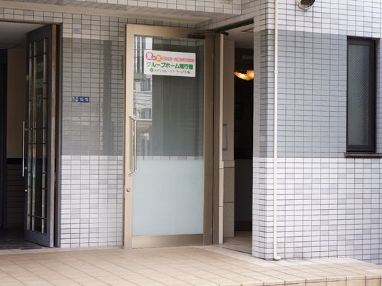 玄関扉のあるエントランス