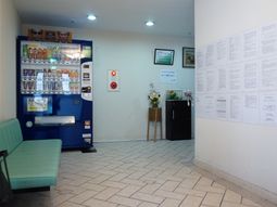 待合室のドリンク自動販売機