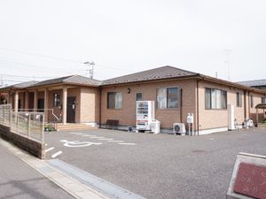 低層の明るい建物