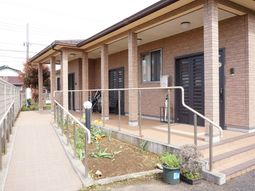 入口付近の明るい外観