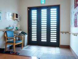 玄関ドアと情報掲示