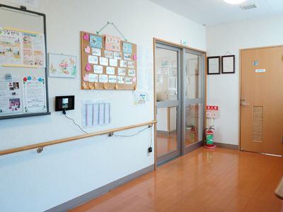 清潔な廊下と掲示物