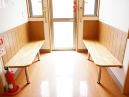 廊下にあるベンチ