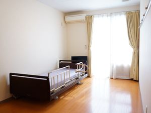 居室のエアコンとベッド