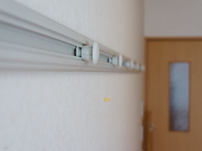 廊下の手すりとドア