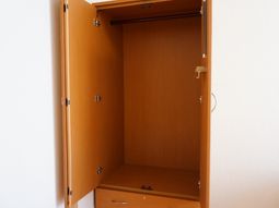 整然とした空のクローゼット