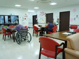 明るい食堂の様子