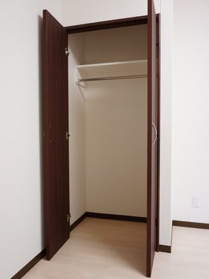シンプルな洋室の壁面収納
