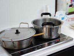 キッチンの鍋とコンロ