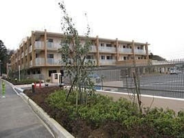 建物外観 外観   ゆったりした敷地に建つ4階建ての建物です。前面に植栽があり、落ち着いた雰囲気です。