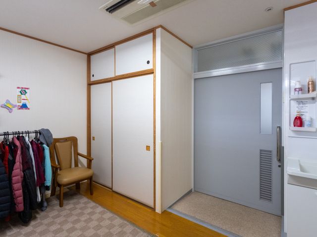居室内の一角 居室 明るい自然光が届く居室では、快適にくつろげる椅子が用意されています。収納も充実しています。