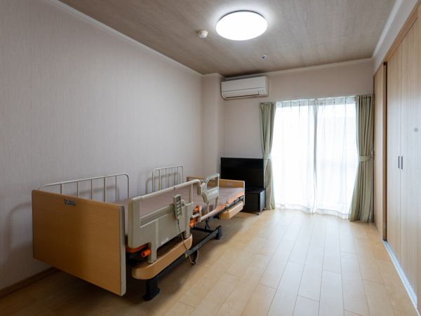 明るい個室の居室