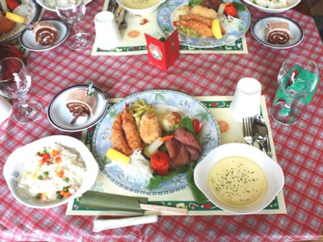 色とりどりな食事セット イベント食 彩り豊かなメニューで、食事の時間も楽しみの一つです。栄養バランスを考えたお食事を提供しています。