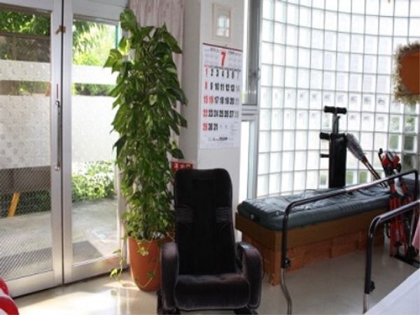 植物とリハビリ器具のある空間