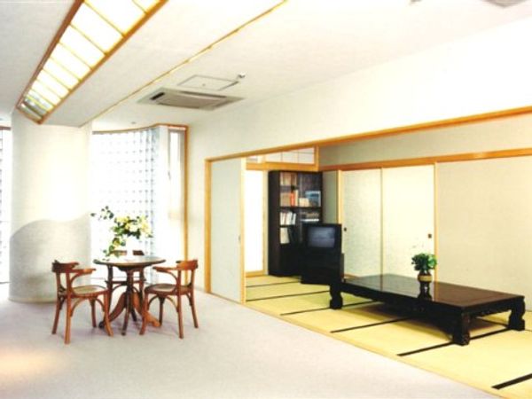 明るい和室の居室