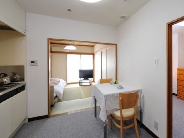 和洋折衷のゆったり居室 居室 明るい照明の和洋折衷の居室で、自分のスタイルで快適に過ごせる空間です。キッチンスペースも完備しており、日々の生活がより豊かなものになるでしょう。