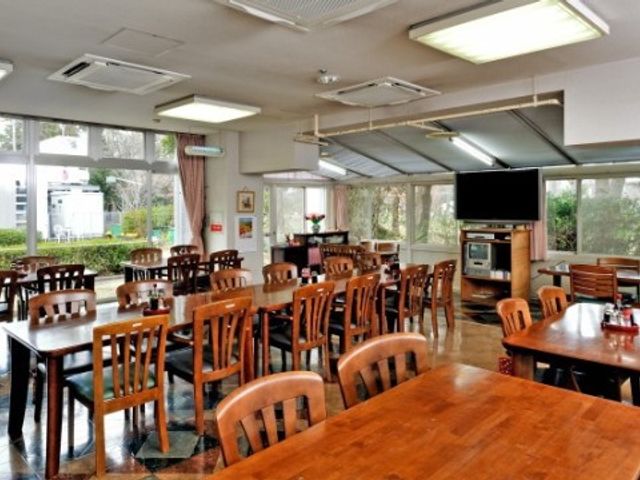 明るい共有ダイニング リビング ゆとりの広さがあり、木の温もり感じる食堂です。共有スペースでは、食事や交流を楽しむことができます。
