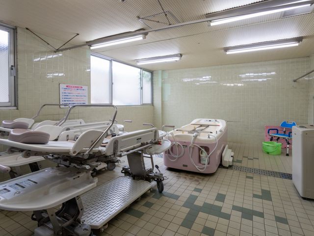 浴槽のある部屋 浴室 広々とした浴槽があり、快適な入浴サポートを行う設備が整っています。窓から自然光が差し込み、明るさを保ちます。