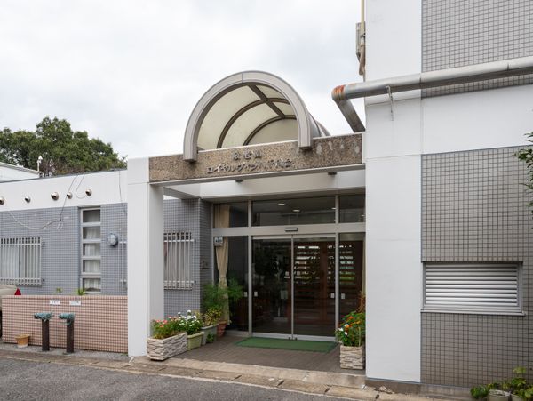 施設のエントランス