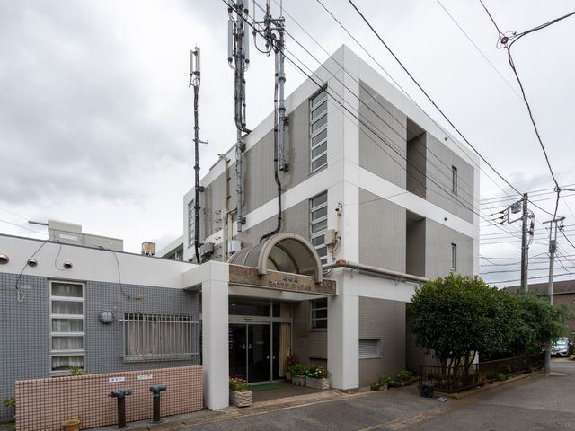 親しみやすい入り口 外観 こちらの施設は、落ち着いた雰囲気で魅力的なエントランスが特徴です。通勤時も安心して訪れることができます。