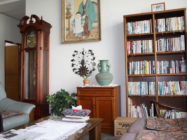 落ち着いた居室風景 居室 本棚に整然と並んだ書籍が印象的な居室でのお仕事。ゆったりとした空間で、ご入居者様の日常生活をサポートしませんか。