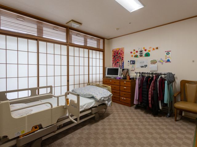 自然光が入る居室 居室 日当たりの良い居室で、落ち着いた雰囲気の中で快適に過ごせます。