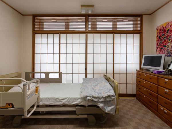 ベッドと障子がある居室