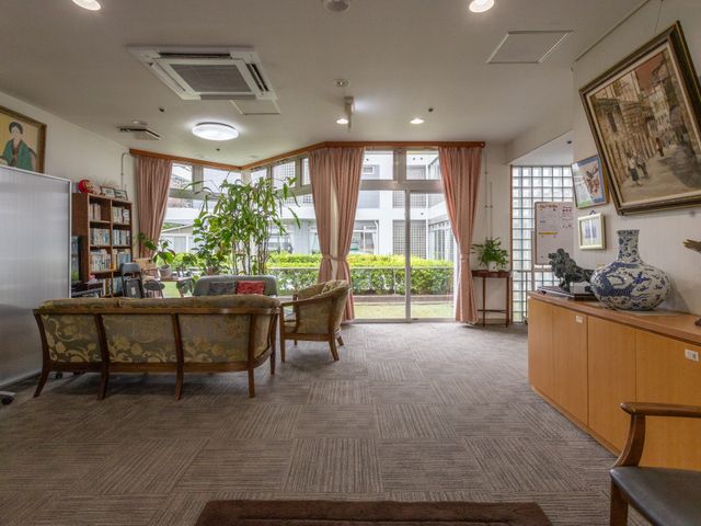 光が入るラウンジ ラウンジ 自然光が差し込む明るい空間で、リラックスした時間を過ごせます。観葉植物が心地よさをさらに引き立てます。