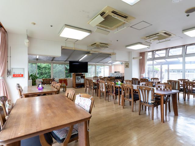 自然光の食堂 食堂 自然光がたっぷり入る広々とした空間です。食事や会話を楽しむのに最適な環境になっています。