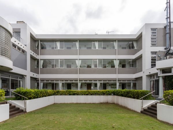 三階建ての建物外観
