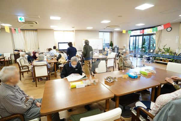 共有スペースで過ごす人々