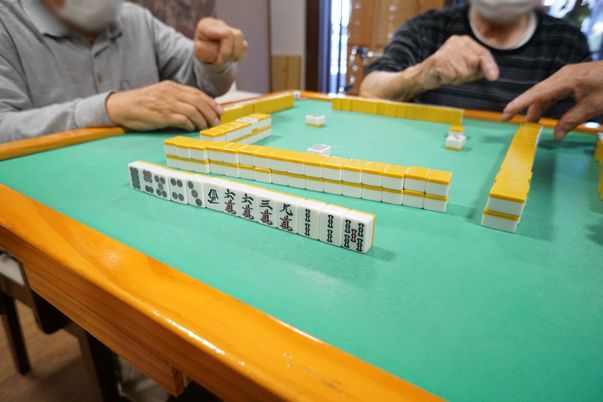 麻雀を楽しむ様子