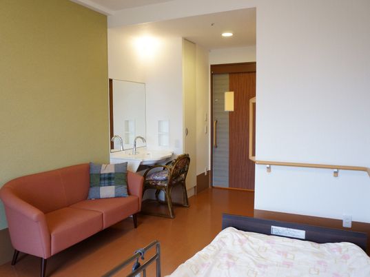 居室のソファと洗面台