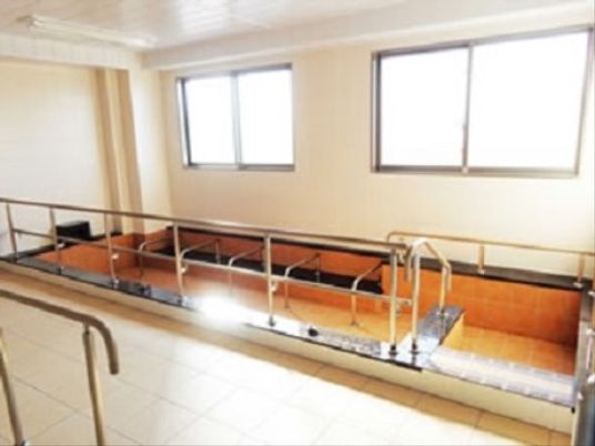 広々とした明るい浴室