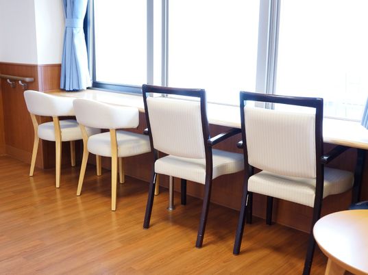 窓際の椅子とテーブル