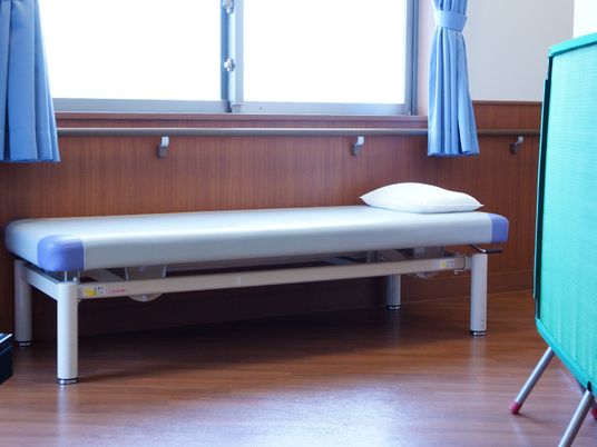 検査ベッドとカーテンの部屋