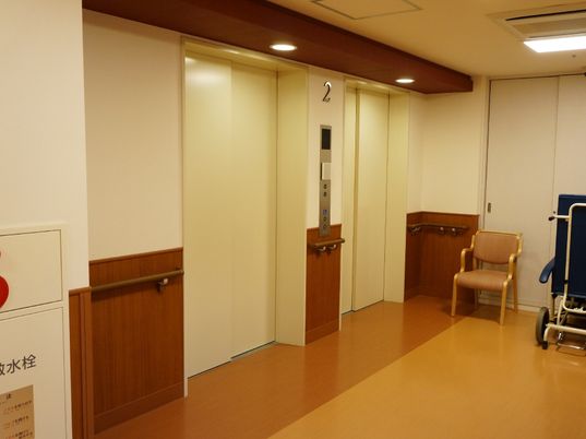 廊下とエレベーター