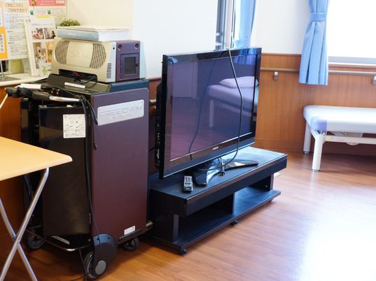 共有スペースのテレビと機器