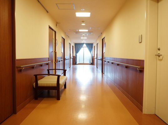 広々とした明るい廊下