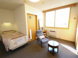 明るい居室の様子