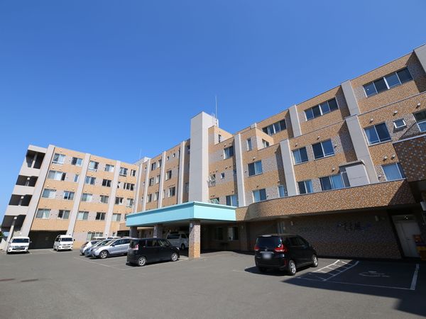 明るい日差しの施設外観