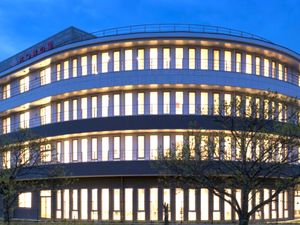 円形の建物外観  
