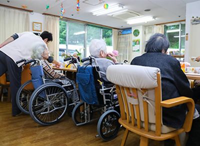 車椅子の方がいるラウンジ