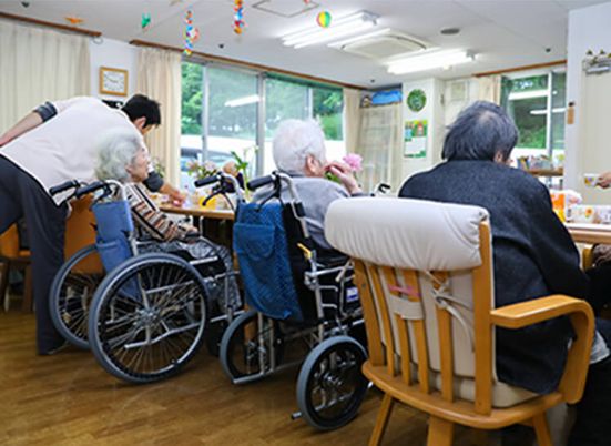 車椅子の方がいるラウンジ